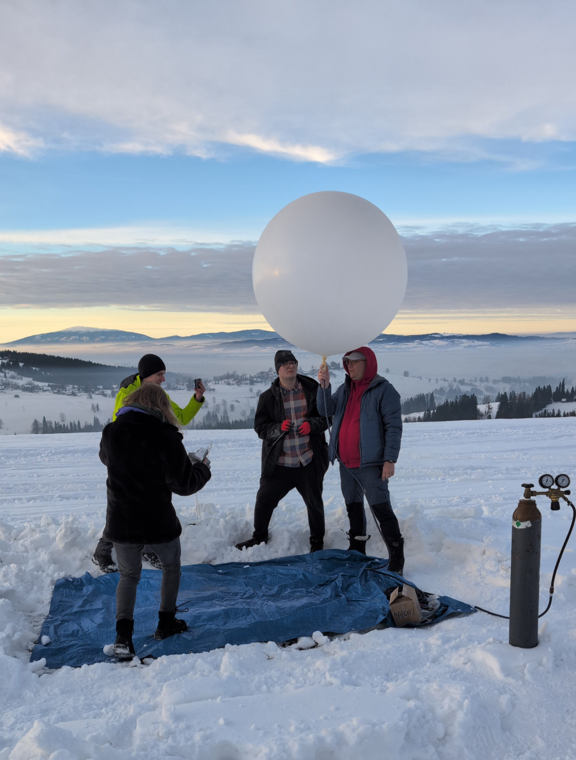 Ekipa domkowa kf20 trzymająca napompowany balon stratosferyczny